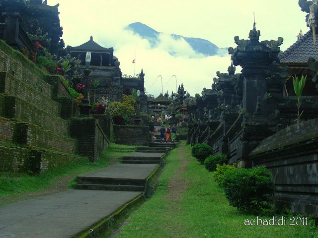Фото храма Бесаких на фоне горы (вулкана) Агунг Bali-Besakih-Agung2.jpg